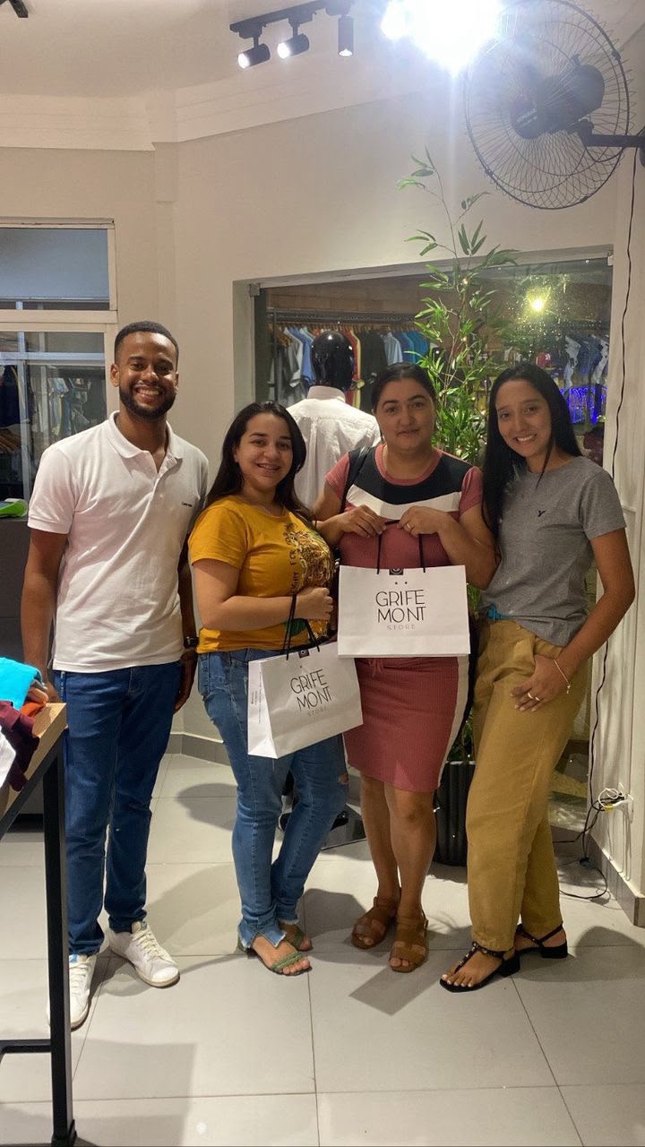 Clientes com Guilherme e Mirian dentro da Grife Mont